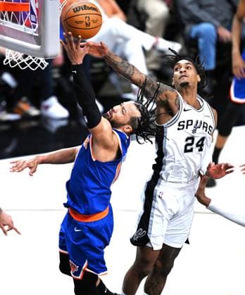 (260606) -- SAN ANTONIO, June 6, 2026 -- Jalen Brunson (L) of New York Knicks goes up for a lay-up during the final game 2 between New York Knicks and San Antonio Spurs at the 2025-2026 NBA, Basketball Herren, USA basketball game in San Antonio, the United States, June 5, 2026. ) (SP)U.S.-SAN ANTONIO-BASKETBALL-NBA-FINALS-KNICKS VS SPURS WuxXiaoling 