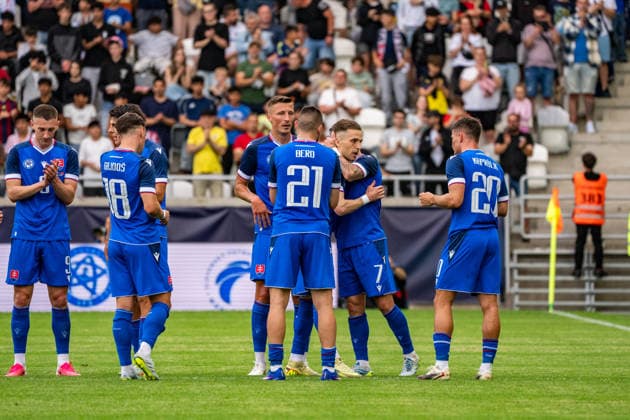 Slovakia v Montenegro - International Friendly, Länderspiel, Nationalmannschaft Match Peter Pekarik of Slovakia and teammates are seen before his substitution during the international friendly match between Slovakia and Montenegro at Kosicka Futbalova Arena in Kosice, Slovakia, on June 5, 2026. Kosice Slovakia  Copyright: xMatejxSaganx originalFilename:sagan-slovakia260605_npvis.jpg