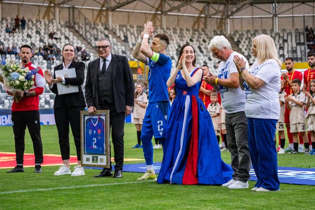 Slovakia v Montenegro - International Friendly, Länderspiel, Nationalmannschaft Match Peter Pekarik of Slovakia is honored for his career before the international friendly match between Slovakia and Montenegro at Kosicka Futbalova Arena in Kosice, Slovakia, on June 5, 2026. Kosice Slovakia  Copyright: xMatejxSaganx originalFilename:sagan-slovakia260605_npM3y.jpg
