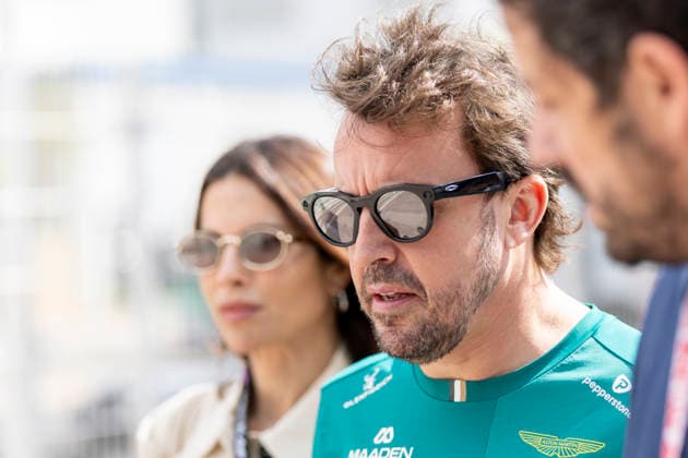 MONTE-CARLO, MONACO - JUNE 06: Fernando Alonso (14) of Spain and Aston Martin Aramco Formula One Team and his partner Spanish sports journalist and TV presenter Melissa JimÃ nez before FP3 on June 6, 2026 at the Circuit de Monaco in Monte-Carlo, Monaco. (Photo by Bob Kupbens Icon Sportswire) AUTO: JUN 06 F1 Monaco Grand Prix EDITORIAL USE ONLY Icon2606060141