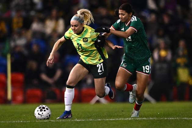 SOCCER MATILDAS MEXICO, Ellie Carpenter of Australia competes for possession with Angelique Montserrat Saldivar Pavon of Mexico during the International Friendly, Länderspiel, Nationalmannschaft match between Australia and Mexico at McDonald Jones Stadium in Newcastle, Saturday, June 6, 2026. ( NO ARCHIVING, EDITORIAL USE ONLY NEWCASTLE NEW SOUTH WALES AUSTRALIA  Copyright: xDANxHIMBRECHTSx 20260606177191605706