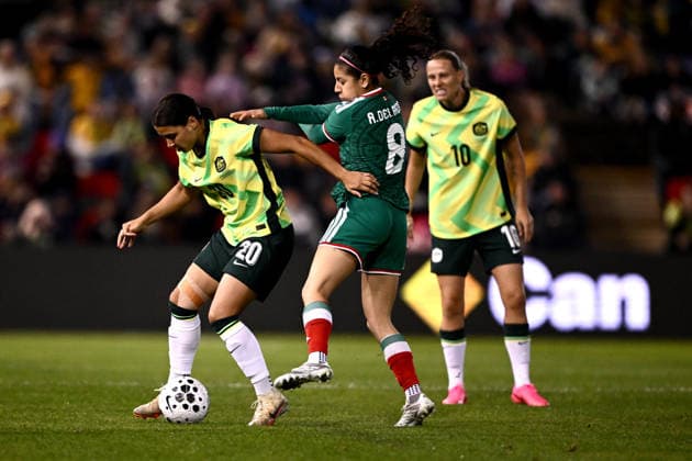 SOCCER MATILDAS MEXICO, Sam Kerr of Australia competes for possession with Alexia Fernanda Delgado Alvarado of Mexico during the International Friendly, Länderspiel, Nationalmannschaft match between Australia and Mexico at McDonald Jones Stadium in Newcastle, Saturday, June 6, 2026. ( NO ARCHIVING, EDITORIAL USE ONLY NEWCASTLE NEW SOUTH WALES AUSTRALIA  Copyright: xDANxHIMBRECHTSx 20260606158977257182
