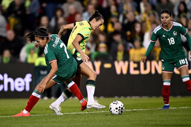 SOCCER MATILDAS MEXICO, Caitlin Foord of Australia competes for possession with Maria Guadalupe Sanchez Morales of Mexico during the International Friendly, Länderspiel, Nationalmannschaft match between Australia and Mexico at McDonald Jones Stadium in Newcastle, Saturday, June 6, 2026. ( NO ARCHIVING, EDITORIAL USE ONLY NEWCASTLE NEW SOUTH WALES AUSTRALIA  Copyright: xDANxHIMBRECHTSx 20260606161567050731