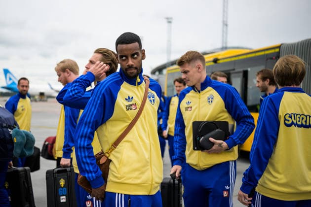 260606 Alexander Isak of the Swedish national football team ahead of boarding a flight bound for Dallas Fort Worth International Airport and the FIFA World Cup 2026, on June 6, 2026 at Arlanda Airport in Stockholm Photo Joel Marklund BILDBYRAN code JM JM0823 bbeng fotboll football soccer fotball vm fotbolls vm fotball vm fotbolls vm 2026 fifa world cup 2026 resa travel sverige sweden sverige a avresa  Copyright: JOELxMARKLUND BB260606JM001