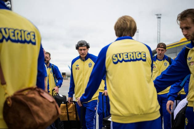 260606 Victor Nilsson Lindelöf and Herman Johansson of the Swedish national football team ahead of boarding a flight bound for Dallas Fort Worth International Airport and the FIFA World Cup 2026, on June 6, 2026 at Arlanda Airport in Stockholm Photo Joel Marklund BILDBYRAN code JM JM0823 bbeng fotboll football soccer fotball vm fotbolls vm fotball vm fotbolls vm 2026 fifa world cup 2026 resa travel sverige sweden sverige a avresa  Copyright: JOELxMARKLUND BB260606JM002