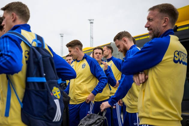 260606 Viktor Gyökeres, Elliot Stroud, goalkeeper Viktor Johansson and head coach Graham Potter of the Swedish national football team ahead of boarding a flight bound for Dallas Fort Worth International Airport and the FIFA World Cup 2026, on June 6, 2026 at Arlanda Airport in Stockholm Photo Joel Marklund BILDBYRAN code JM JM0823 bbeng fotboll football soccer fotball vm fotbolls vm fotbolls vm 2026 fifa world cup 2026 resa travel sverige sweden sverige a avresa  Copyright: JOELxMARKLUND BB260606JM012