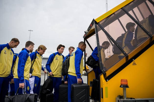 260606 Gustaf Nilsson, Gabriel Gudmundsson, Carl Starfelt, goalkeeper Jacob Widell Zetterström, Alexander Bernhardsson, Isak Hien, Benjamin Nygren and Besfort Zeneli of the Swedish national football team boarding a flight bound for Dallas Fort Worth International Airport and the FIFA World Cup, WM, Weltmeisterschaft, Fussball 2026, on June 6, 2026 at Arlanda Airport in Stockholm. Photo: Joel Marklund BILDBYRAN kod JM JM0823 bbeng fotboll football soccer fotball vm fotbolls-vm fotball-vm fotbolls-vm 2026 fifa world cup 2026 resa travel sverige sweden sverige a avresa *** 260606 Gustaf Nilsson, Gabriel Gudmundsson, Carl Starfelt, goalkeeper Jacob Widell Zetterström, Alexander Bernhardsson, Isak Hien, Benjamin Nygren and Besfort Zeneli of the Swedish national football team boarding a flight bound for Dallas Fort Worth International Airport and the FIFA World Cup 2026, on June 6, 2026 at Arlanda Airport in Stockholm Photo Joel Marklund BILDBYRAN code JM JM0823 bbeng fotboll football soccer fotball vm fotbolls vm fotbolls vm fotbolls vm 2026 fifa world cup 2026 resa travel sverige sweden sverige a avresa  Copyright: JOELxMARKLUND BB260606JM016