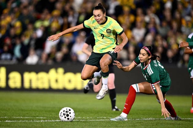 SOCCER MATILDAS MEXICO, Caitlin Foord of Australia competes for possession with Greta Alejandra Espinoza Casas of Mexico during the International Friendly, Länderspiel, Nationalmannschaft match between Australia and Mexico at McDonald Jones Stadium in Newcastle, Saturday, June 6, 2026. ( NO ARCHIVING, EDITORIAL USE ONLY NEWCASTLE NEW SOUTH WALES AUSTRALIA  Copyright: xDANxHIMBRECHTSx 20260606184235082504