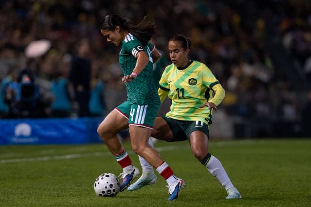 NEWCASTLE, AUSTRALIA - JUNE 06: Rebeca Bernal of Mexico and Mary Fowler of Australia battle for the ball duel during the International Friendly, Länderspiel, Nationalmannschaft match between Australia and Mexico at McDonald Jones Stadium on June 06, 2026 in Newcastle, Australia.  Copyright: xNoexLlamasx xSPPx Sportspressphoto_SPR161770