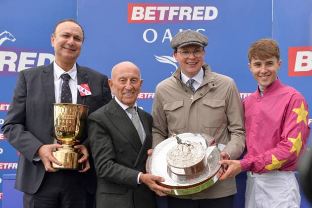 05 06 2026, Epsom, Surrey, GBR Winners presentation Thundering On with Dylan Browne McMonagle up wins the Epsom Oaks Epsom Downs racecourse presentation ceremony, Thundering On, Mcmonagle, victory 260605C997EPSOM JPG