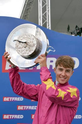 05 06 2026, Epsom, Surrey, GBR Jockey Dylan Browne McMonagle with the trophy after winning the Epsom Oaks Epsom Downs racecourse Victory ceremony, Jockey, Portrait, Portraet, Mcmonagle, Victory 260605C999EPSOM JPG