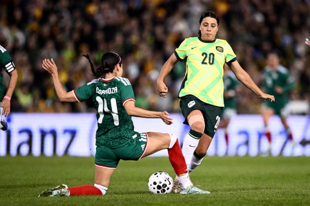 SOCCER MATILDAS MEXICO, Sam Kerr of Australia is tackled by Greta Alejandra Espinoza Casas of Mexico during the International Friendly, Länderspiel, Nationalmannschaft match between Australia and Mexico at McDonald Jones Stadium in Newcastle, Saturday, June 6, 2026. ( NO ARCHIVING, EDITORIAL USE ONLY NEWCASTLE NEW SOUTH WALES AUSTRALIA  Copyright: xDANxHIMBRECHTSx 20260606131452555347