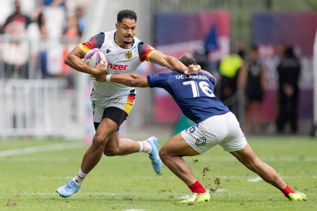 Deutschland-Frankreich, SVNS Rugby World Championship, WM, Weltmeisterschaft Chris Umeh (Deutschland, 7) wehrt sich gegen den angreifenden Liam Delamare (Frankreich, 76). Drittes Gruppenspiel zwischen Deutschland und Frankreich. Drittes Turnier der SVNS World Championship, Siebener-Rugby WM vom 5. bis 7. Juni 2026 in Bordeaux (Frankreich). Tag 2, Gruppenspiele am 6. Juni 2026., Bordeaux Region Nouvelle-Aquitaine Frankreich Stade Atlantique *** Germany France, SVNS Rugby World Championship Chris Umeh Germany, 7 defends against the attacking Liam Delamare France, 76 Third group match between Germany and France Third tournament of the SVNS World Championship, Sevens Rugby World Cup from June 5 to 7, 2026 in Bordeaux France Day 2, group matches on June 6, 2026 , Bordeaux Region Nouvelle Aquitaine France Stade Atlantique