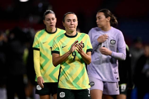 SOCCER MATILDAS MEXICO, Caitlin Foord of Australia (centre) with Alanna Kennedy and Mackenzie Arnold gestures to supporters following the International Friendly, Länderspiel, Nationalmannschaft match between Australia and Mexico at McDonald Jones Stadium in Newcastle, Saturday, June 6, 2026. ( NO ARCHIVING, EDITORIAL USE ONLY NEWCASTLE NEW SOUTH WALES AUSTRALIA  Copyright: xDANxHIMBRECHTSx 20260606121228868579