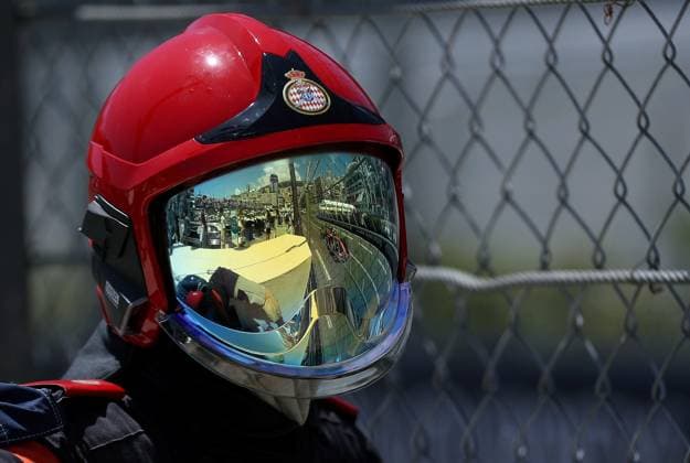 GRAND PRIX DE MONACO 2026 PHOTOPQR NICE MATIN Jean François Ottonello ; Monaco ; 06 06 2026 ; 83e Grand Prix de Monaco 2026 - Formule 1 - reflet casque commissaire de piste Monaco France  Copyright: xPHOTOPQR NICExMATIN MAXPPPxJeanxFrançoisxOttonellox 20260606NIM8625 20260606NIM8625