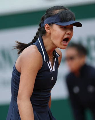 (260606) -- PARIS, June 6, 2026 -- Sun Xinran reacts during the girl s singles final match between Sun Xinran of China and Alisa Oktiabreva of Russia at the French Open tennis tournament at Roland Garros, Paris, France, June 6, 2026. ) (SP)FRANCE-PARIS-TENNIS-FRENCH OPEN-GIRL S SINGLES-FINAL WuxHuiwo 