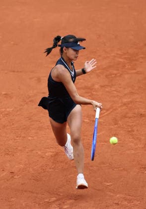 (260606) -- PARIS, June 6, 2026 -- Sun Xinran hits a return during the girl s singles final match between Sun Xinran of China and Alisa Oktiabreva of Russia at the French Open tennis tournament at Roland Garros, Paris, France, June 6, 2026. ) (SP)FRANCE-PARIS-TENNIS-FRENCH OPEN-GIRL S SINGLES-FINAL WuxHuiwo 