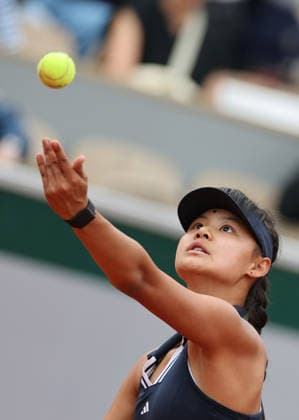 (260606) -- PARIS, June 6, 2026 -- Sun Xinran serves during the girl s singles final match between Sun Xinran of China and Alisa Oktiabreva of Russia at the French Open tennis tournament at Roland Garros, Paris, France, June 6, 2026. ) (SP)FRANCE-PARIS-TENNIS-FRENCH OPEN-GIRL S SINGLES-FINAL WuxHuiwo 