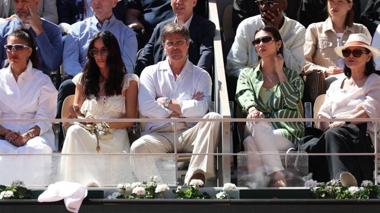 ROLAND GARROS PHOTOPQR LE PARISIEN Le Parisien Arnaud Journois ; PARIS ; 06 06 2026 ; Paris. Stade Roland Garros, le 6 juin 2026. Tennis. Internationaux de France de Roland Garros. Simple Dames Court Philippe Chatrier - finale Maja Chwalinska vs Mirra Andreeva. Brad Pitt et sa combagne Inès de Ramon. Photo Le Parisien Arnaud Journois Roland Garros French Open tennis tournament, in Paris, France, on - June 6, 2026, PARIS France  Copyright: xPHOTOPQR LExPARISIEN MAXPPPxLexParisienx xArnaudxJournoisx 20260606LPA8883 20260606LPA8883