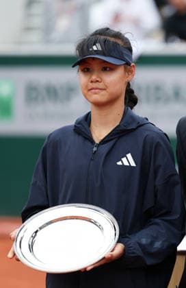 (260606) -- PARIS, June 6, 2026 -- Sun Xinran of China poses during the awarding ceremony after the girl s singles final match between Alisa Oktiabreva of Russia and Sun Xinran of China at the French Open tennis tournament at Roland Garros, Paris, France, June 6, 2026. ) (SP)FRANCE-PARIS-TENNIS-FRENCH OPEN-GIRL S SINGLES-FINAL WuxHuiwo 