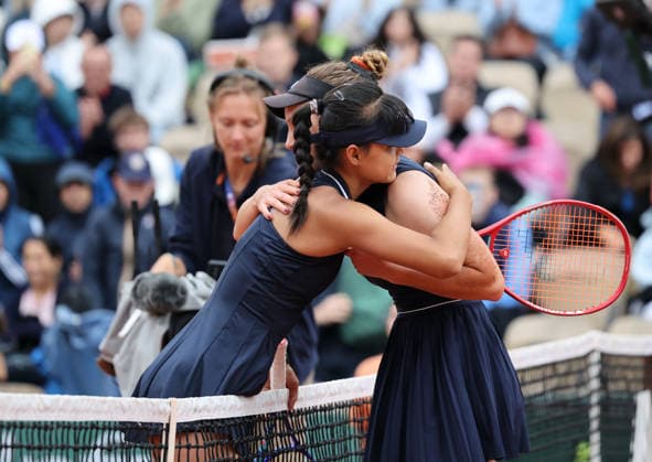 (260606) -- PARIS, June 6, 2026 -- Alisa Oktiabreva (R) of Russia and Sun Xinran of China hug each other after the girl s singles final match at the French Open tennis tournament at Roland Garros, Paris, France, June 6, 2026. ) (SP)FRANCE-PARIS-TENNIS-FRENCH OPEN-GIRL S SINGLES-FINAL WuxHuiwo 