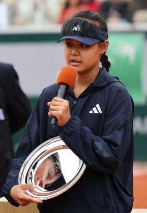 (260606) -- PARIS, June 6, 2026 -- Sun Xinran of China speaks during the awarding ceremony after the girl s singles final match between Alisa Oktiabreva of Russia and Sun Xinran of China at the French Open tennis tournament at Roland Garros, Paris, France, June 6, 2026. ) (SP)FRANCE-PARIS-TENNIS-FRENCH OPEN-GIRL S SINGLES-FINAL WuxHuiwo 