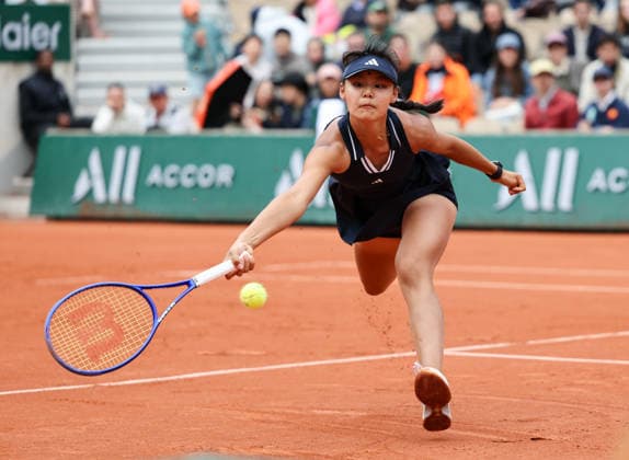 (260606) -- PARIS, June 6, 2026 -- Sun Xinran hits a return during the girl s singles final match between Alisa Oktiabreva of Russia and Sun Xinran of China at the French Open tennis tournament at Roland Garros, Paris, France, June 6, 2026. ) (SP)FRANCE-PARIS-TENNIS-FRENCH OPEN-GIRL S SINGLES-FINAL WuxHuiwo 