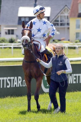 06 06 2026, Iffezheim, Baden Wuerttemberg, GER Zauberfloete with Thore Hammer Hansen after winning the Badener Jugendpreis Galopprennbahn Baden Baden, Iffezheim horse, jockey, Zauberfloete, Hammer Hansen, victory 260606B987IFFEZHEIM JPG