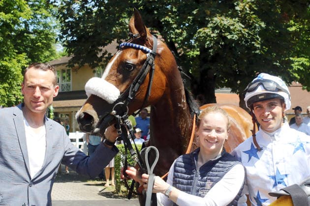 06 06 2026, Iffezheim, Baden Wuerttemberg, GER Zauberfloete with Thore Hammer Hansen and trainer Henk Grewe after winning the Badener Jugendpreis Galopprennbahn Baden Baden, Iffezheim horse, jockey, Zauberfloete, Hammer Hansen, victory, trainer, Grewe 260606B988IFFEZHEIM JPG