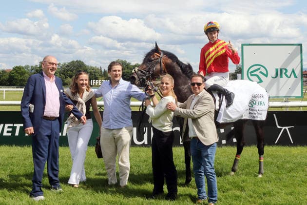 06 06 2026, Iffezheim, Baden Wuerttemberg, GER Seguro with Benjamin Marie, owner Thomas Schaeffer left and trainer Andreas Suborics right after winning the Japan Racing Association Derby Trial Galopprennbahn Baden Baden, Iffezheim Horse, Jockey, Seguro, Marie, Victory, Trainer, Owner, Schaeffer, Suborics 260606B994IFFEZHEIM JPG