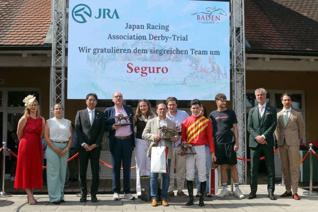 06 06 2026, Iffezheim, Baden Wuerttemberg, GER Award ceremony Seguro with Benjamin Marie wins the Japan Racing Association Derby Trial Galopprennbahn Baden Baden, Iffezheim Award ceremony, Seguro, Marie, victory 260606B996IFFEZHEIM JPG