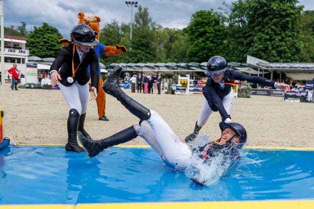 BALVE - LONGINES Balve Optimum 2026, BALVE - LONGINES Balve Optimum 2026 KLAPHAKE Laura (GER), ROTH Britt (GER), TEBBEL Justine (GER) Meisterehrung Meisterbad Sektdusche Springprüfung Kl.S*** mit 2 Umläufen (1.50 m) Finalwertung Deutsche Meisterschaften Springreiterinnen 2026 Preis der platzmann federn gmbh & co. kg Balve, Reitanlage Schloss Wocklum 06. June 2026 - *** BALVE LONGINES Balve Optimum 2026, BALVE LONGINES Balve Optimum 2026 KLAPHAKE Laura GER , ROTH Britt GER , TEBBEL Justine GER Champions ceremony Meisterbad Sektdusche Jumping competition class S with 2 rounds 1 50 m Final German Championships Show Jumping Women 2026 Preis der platzmann federn gmbh co kg Balve, riding facility Schloss Wocklum 06 June 2026