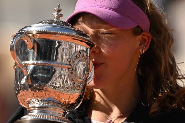 Mirra Andreeva wins women s Roland Garros final PARIS, FRANCE - JUNE 06: Mirra Andreeva holds Coupe Suzanne Lenglen (Suzanne Lenglen Trophy) after winning against Maja Chwalinska (not seen) of Poland during the women s final singles match on day 14 of the French Open tennis tournament on Court Philippe-Chatrier at the Roland-Garros Complex in Paris, France on June 6, 2026. Burak Akbulut Anadolu Paris France. Editorial use only. Please get in touch for any other usage.  Copyright: x2026xAnadoluxBurakxAkbulutx