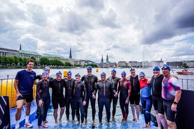 Ironman Hamburg Wettkampf der Ironman CEOs 06.06.26: Impressionen vom exklusiven CEO-Wettkampf im Rahmen des Ironman Hamburg 2026. Die teilnehmenden Geschäftsführer und CEOs absolvierten einen Aquathlon, bestehend aus 200 Metern Schwimmen in der Binnenalster und einem anschließenden 5-Kilometer-Lauf entlang der Alsterufer. Das Event bietet Wirtschaftslenkern eine sportliche Plattform im Vorfeld des Hauptrennens. Fotos: Julian Richter Hamburg Alster Hamburg Deutschland *** Ironman Hamburg competition for Ironman CEOs 06 06 26 Impressions of the exclusive CEO competition as part of Ironman Hamburg 2026 The participating managing directors and CEOs completed an aquathlon consisting of a 200-metre swim in the Inner Alster followed by a 5-kilometre run along the banks of the Alster The event offers business leaders a sporting platform in the run-up to the main race Photos Julian Richter Hamburg Alster Hamburg Germany JRW02283