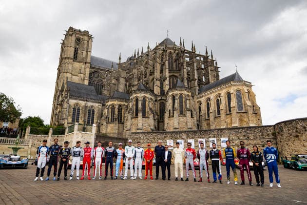 24 HEURES DU MANS 2026 - CITY CENTRE PARADE Family Picture with drivers during the City Center Parade of the 24 Hours of Le Mans 2026, 3rd round of the 2026 FIA World Endurance Championship, on June 6, 2026 in Le Mans, France - Le MansFrance  Copyright: xJULIENxDELFOSSEx