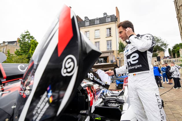 24 HEURES DU MANS 2026 - CITY CENTRE PARADE VANDOORNE Stoffel (bel), Peugeot TotalEnergies, Peugeot 9X8 93, Hypercar, portrait during the City Center Parade of the 24 Hours of Le Mans 2026, 3rd round of the 2026 FIA World Endurance Championship, on June 6, 2026 in Le Mans, France - Le MansFrance  Copyright: xJULIENxDELFOSSEx