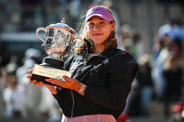 June 6, 2026, Paris, France, France: Mirra ANDREEVA of Russia celebrates his victory with the trophy during the fourteenth day of the Roland-Garros 2026, French Open 2026, Grand Slam tennis tournament at Roland-Garros Stadium on June 06, 2026 in Paris, France. Roland Garros 2026 - Day 14  - ZUMAm308 20260606_zsp_m308_014 Copyright: xMatthieuxMirvillex