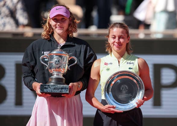 Winner Mirra Andreeva and finalist Maja Chwalinska POL , Women singles, Women s Singles, Award Ceremony, Presentation Tennis French Open Roland Garros Paris France 6 June 2026 Copyright: xJuergenxHasenkopfx