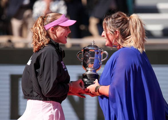 Mary Pierce presents Mirra Andreeva with the trophy, Trophy, Women s Singles, Women s Singles, Award Ceremony, Presentation Tennis French Open Roland Garros Paris France June 6, 2026 Copyright: xJuergenxHasenkopfx