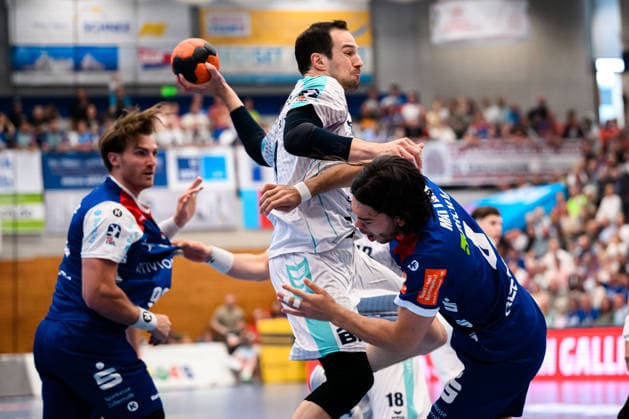 Balingen HBL 25 26 HBW Balingen SG BBM Bietigheim from left in a duel Dominik Claus Bietigheim and Tim Ruggiero Matthes HBW Balingen Balingen Baden Württemberg Germany