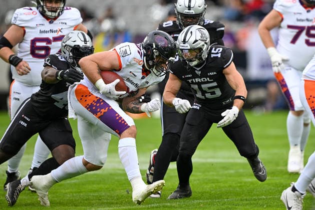 AMERICAN FOOTBALL - EFA, Raiders vs Galaxy INNSBRUCK,AUSTRIA,06.JUN.26 - AMERICAN FOOTBALL - EFA, European Football Alliance, Raiders Tirol vs Frankfurt Galaxy. Image shows Jai Jackson (Raiders), Adria Botella Moreno (Galaxy) and Jakob Scheucher (Raiders).  GEPAxpictures xDanielxSchoenherr