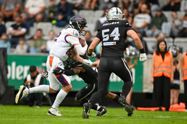 AMERICAN FOOTBALL - EFA, Raiders vs Galaxy INNSBRUCK,AUSTRIA,06.JUN.26 - AMERICAN FOOTBALL - EFA, European Football Alliance, Raiders Tirol vs Frankfurt Galaxy. Image shows Ethan Garbers (Galaxy), Jaron Wilson and Felix Salonen (Raiders).  GEPAxpictures xDanielxSchoenherr