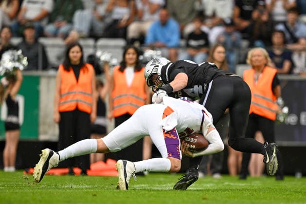 AMERICAN FOOTBALL - EFA, Raiders vs Galaxy INNSBRUCK,AUSTRIA,06.JUN.26 - AMERICAN FOOTBALL - EFA, European Football Alliance, Raiders Tirol vs Frankfurt Galaxy. Image shows Ethan Garbers (Galaxy) and Felix Salonen (Raiders).  GEPAxpictures xDanielxSchoenherr