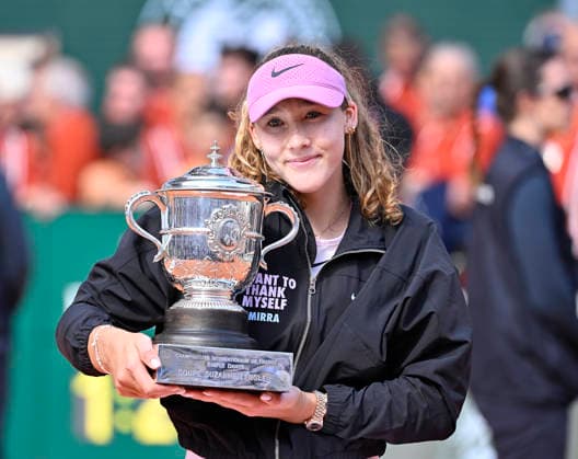Franch Open 2026 French Open Paris Roland Garros Day 14 06.06.2026 Mirra Andreeva (xxx) with Suzanne Lenglen Troiphy after she win sher maiden Ladies Singles final Photo:- Roger Parker International Sports Fotos Ltd PARIS FRANCE Copyright: xx
