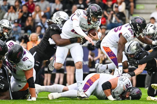 AMERICAN FOOTBALL - EFA, Raiders vs Galaxy INNSBRUCK,AUSTRIA,06.JUN.26 - AMERICAN FOOTBALL - EFA, European Football Alliance, Raiders Tirol vs Frankfurt Galaxy. Image shows Dobpson Hopson (Raiders) and Ethan Garbers (Galaxy).  GEPAxpictures xDanielxSchoenherr