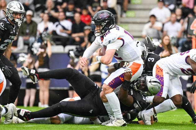 AMERICAN FOOTBALL - EFA, Raiders vs Galaxy INNSBRUCK,AUSTRIA,06.JUN.26 - AMERICAN FOOTBALL - EFA, European Football Alliance, Raiders Tirol vs Frankfurt Galaxy. Image shows Dobpson Hopson (Raiders) and Ethan Garbers (Galaxy).  GEPAxpictures xDanielxSchoenherr