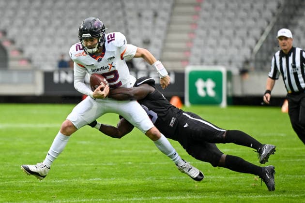 AMERICAN FOOTBALL - EFA, Raiders vs Galaxy INNSBRUCK,AUSTRIA,06.JUN.26 - AMERICAN FOOTBALL - EFA, European Football Alliance, Raiders Tirol vs Frankfurt Galaxy. Image shows Ethan Garbers (Galaxy) and Precious Ogbevon (Raiders).  GEPAxpictures xDanielxSchoenherr