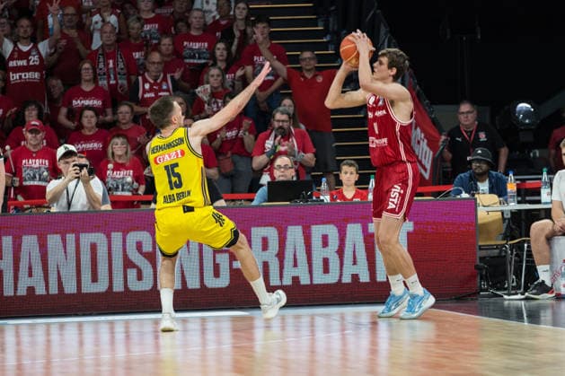 Bamberg, Germany 06 June 2026 1 BBL playoff semi-final 2025 2026 Sp 4 Bamberg Baskets vs Alba Berlin Pictured from left Martin Hermannsson Berlin and Richard Balint Bamberg Brose Arena Bayern Copyright: xFotostandx xSchmittx