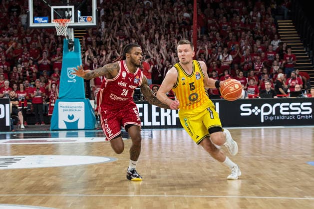 Bamberg, Deutschland 06. Juni 2026: 1. BBL Playoff Halbfinale - 2025 2026 - Sp. 4 - Bamberg Baskets gegen Alba Berlin Im Bild: v. li. im Zweikampf Cobe Williams (Bamberg) und Martin Hermannsson (Berlin) Brose Arena Bayern *** Bamberg, Germany 06 June 2026 1 BBL playoff semi-final 2025 2026 Sp 4 Bamberg Baskets vs Alba Berlin Pictured from left in a duel Cobe Williams Bamberg and Martin Hermannsson Berlin Brose Arena Bayern Copyright: xFotostandx xSchmittx