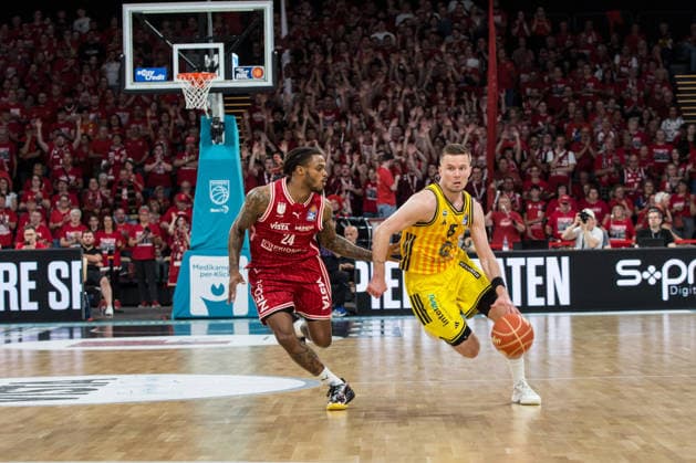 Bamberg, Germany 06 June 2026 1 BBL playoff semi-final 2025 2026 Sp 4 Bamberg Baskets vs Alba Berlin Pictured from left in a duel Cobe Williams Bamberg and Martin Hermannsson Berlin Brose Arena Bayern Copyright: xFotostandx xSchmittx